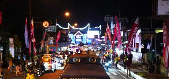 Suasana pawai takbiran menyambut Idul Fitri di Kota Padang Panjang, Selasa (9/4/2024) malam.
