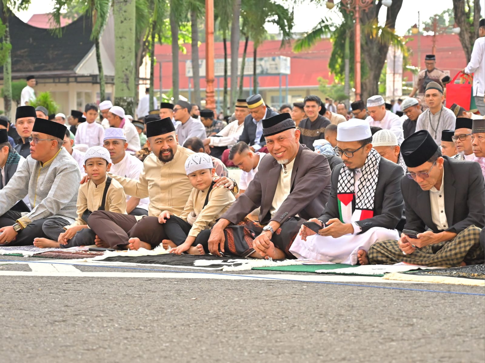 Suasana shalat Id Gubernur Mahyeldi dan Wakil Gubernur Audy Joinaldy di halaman Kantor Gubernur, Rabu (10/4/2024) di Padang.
