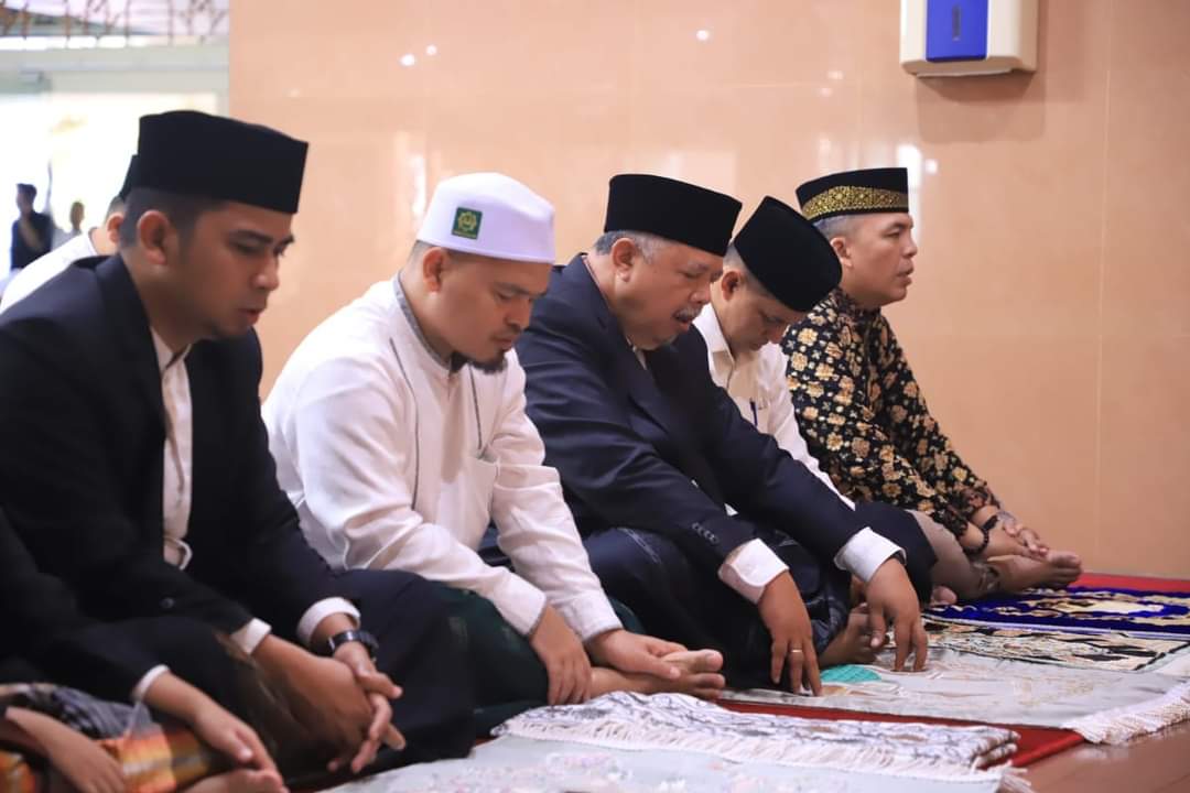 Wali Kota Solok Zul Elfian Umar dan Wakil Wali Kota Solok, Ramadhani Kirana Putra shalat Idul Fitri di Masjid Agung Al Muchsinin