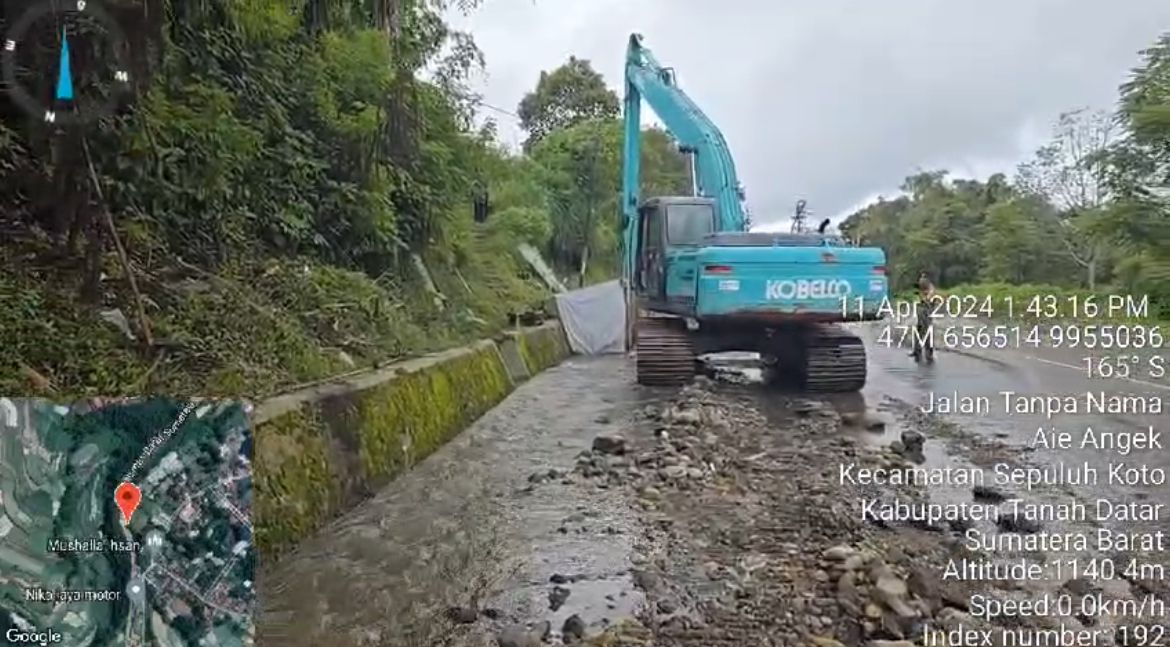 Pemprov Sumbar menurun beberapa alat berat excavator di kawasan Aia Angek untuk membersihkan sedimen yang menutupi jalan. Foto Adpsb. 