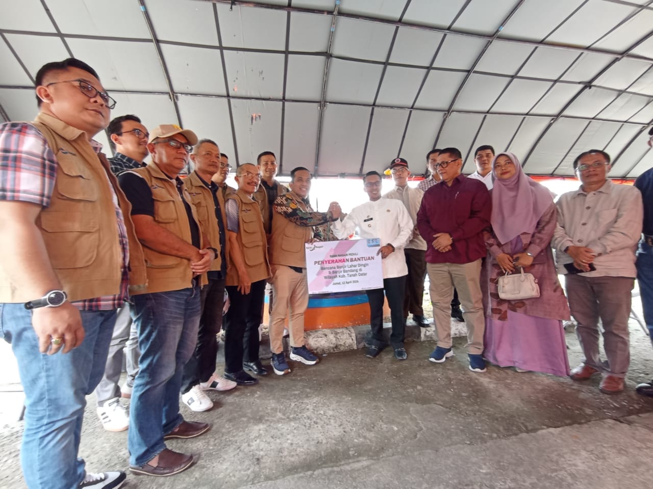 Dirut Bank Nagari Gusti Chandra menyerahkan bantuan paket sembako untuk masyarakat korban bencana alam di Tanahdatar melalui Bupati Eka Putra.