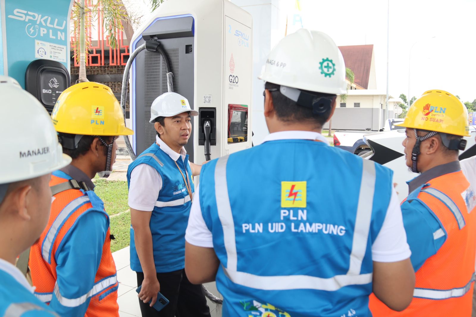 General Manager PLN Unit Induk Distribusi (UID) Lampung, Sugeng Widodo (tengah) memberikan pengarahan terkait pelayanan kepada petugas Yantek yang bersiaga di SPKLU sepanjang ruas Tol Trans Sumatra.