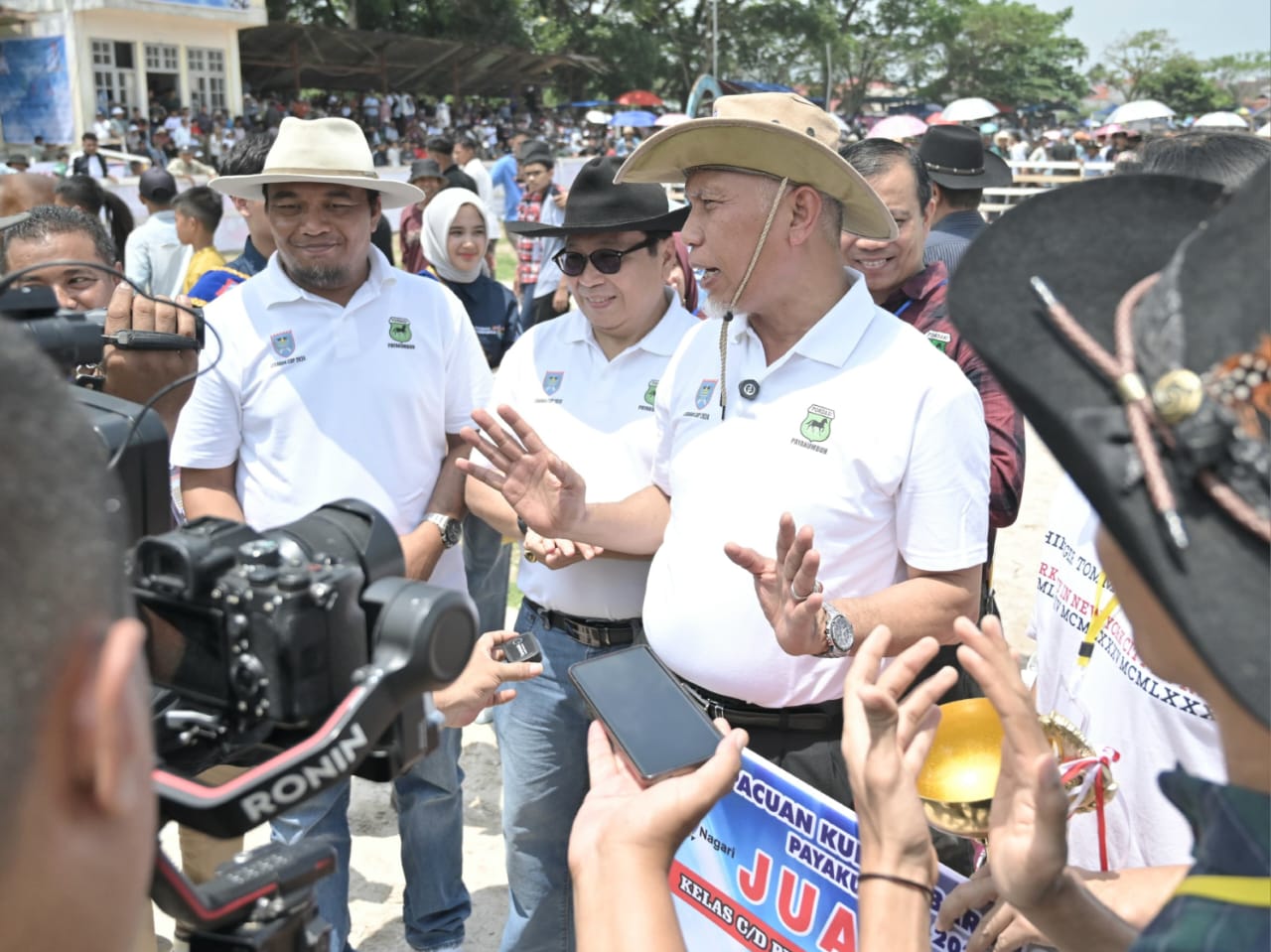 Gubernur Sumatera Barat Mahyeldi, membuka secara resmi gelaran iven Pacu Kuda Payakumbuh Lebaran Cup 2024 di Gelanggang Pacuak Kuda Kubu Gadang, Kota Payakumbuh, Minggu (14/4/2024). Foto Adpsb. 