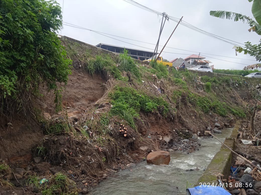Tanah tebing di jalan nasional Simpang Gonjoang mulai terban, tergerus aliran air dari gunung Marapi.