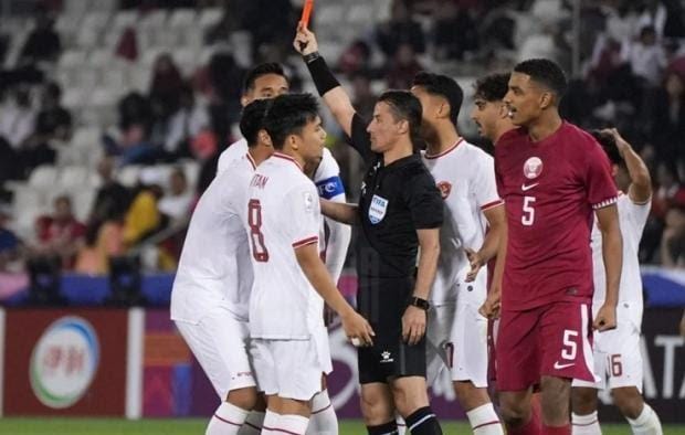Wasit asal Tajikistan Nasrullo Kabirov dinilai sangat merugikan Timnas Indonesia saat melawan Qatar di fase grup Piala Asia U-23 2024. Nasrullo Kabirov kerap mengeluarkan keputusan kontroversi. (Foto: PSSI)