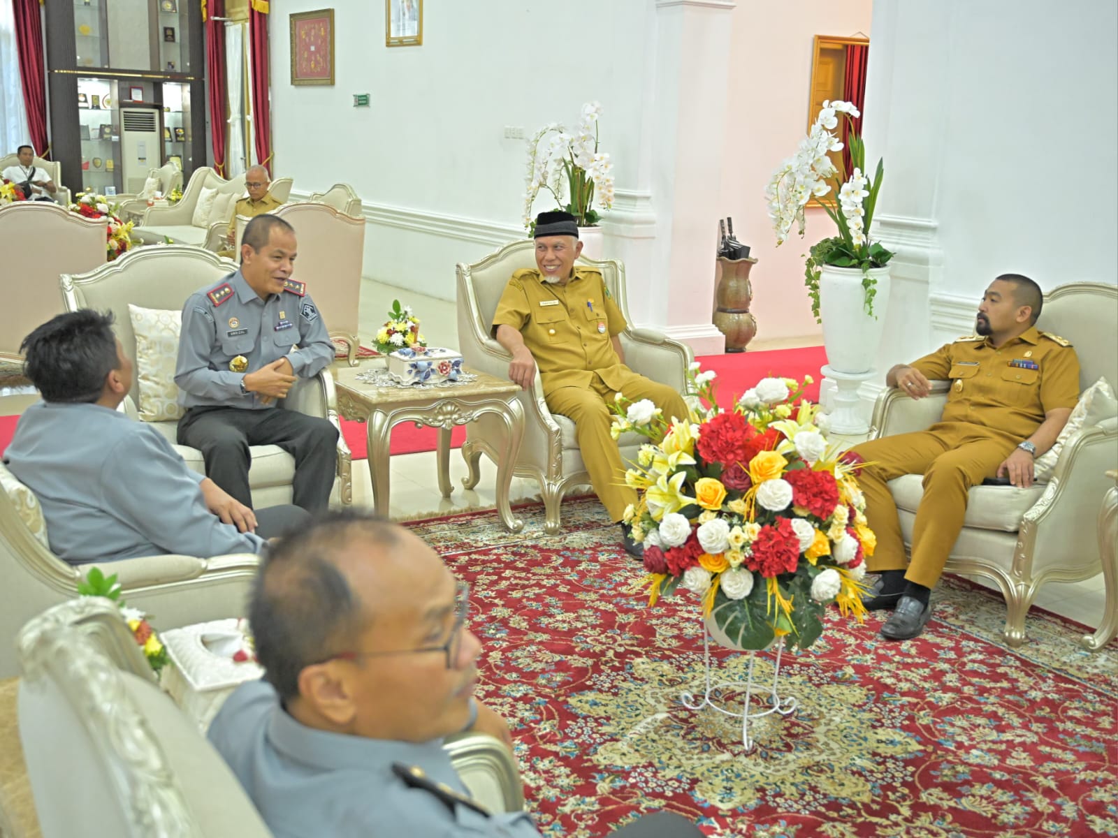 Gubernur Sumbar Mahyeldi saat ramah tamah dengan rombongan Kemenkumham Sumbar. Foto Adpsb. 