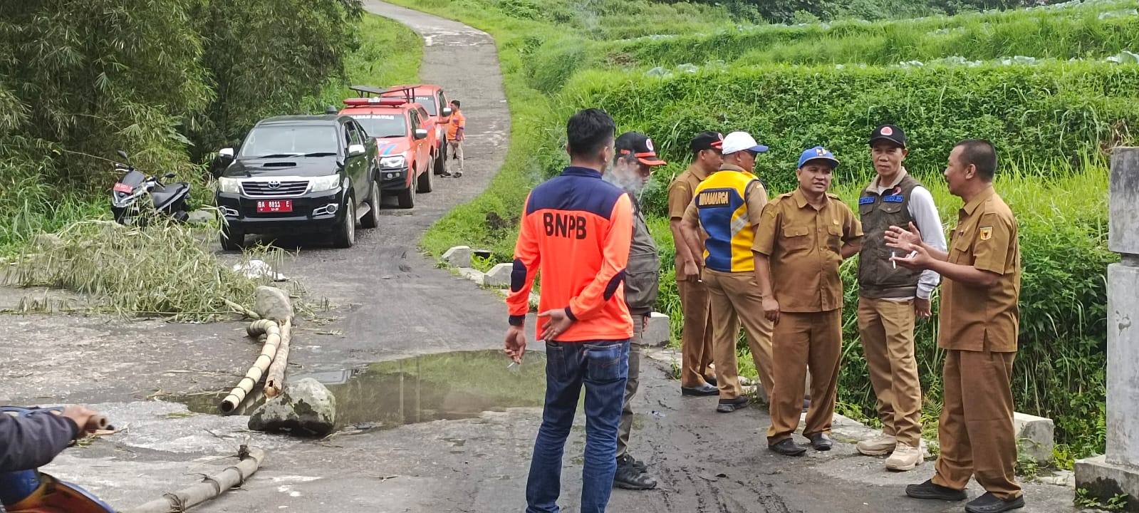 Tim BPBD Tanah Datar bersama BNPB Pusat, saat meninjau kondisi jembatan Aia Tajun, Selasa (16/4/2024) kemaren.