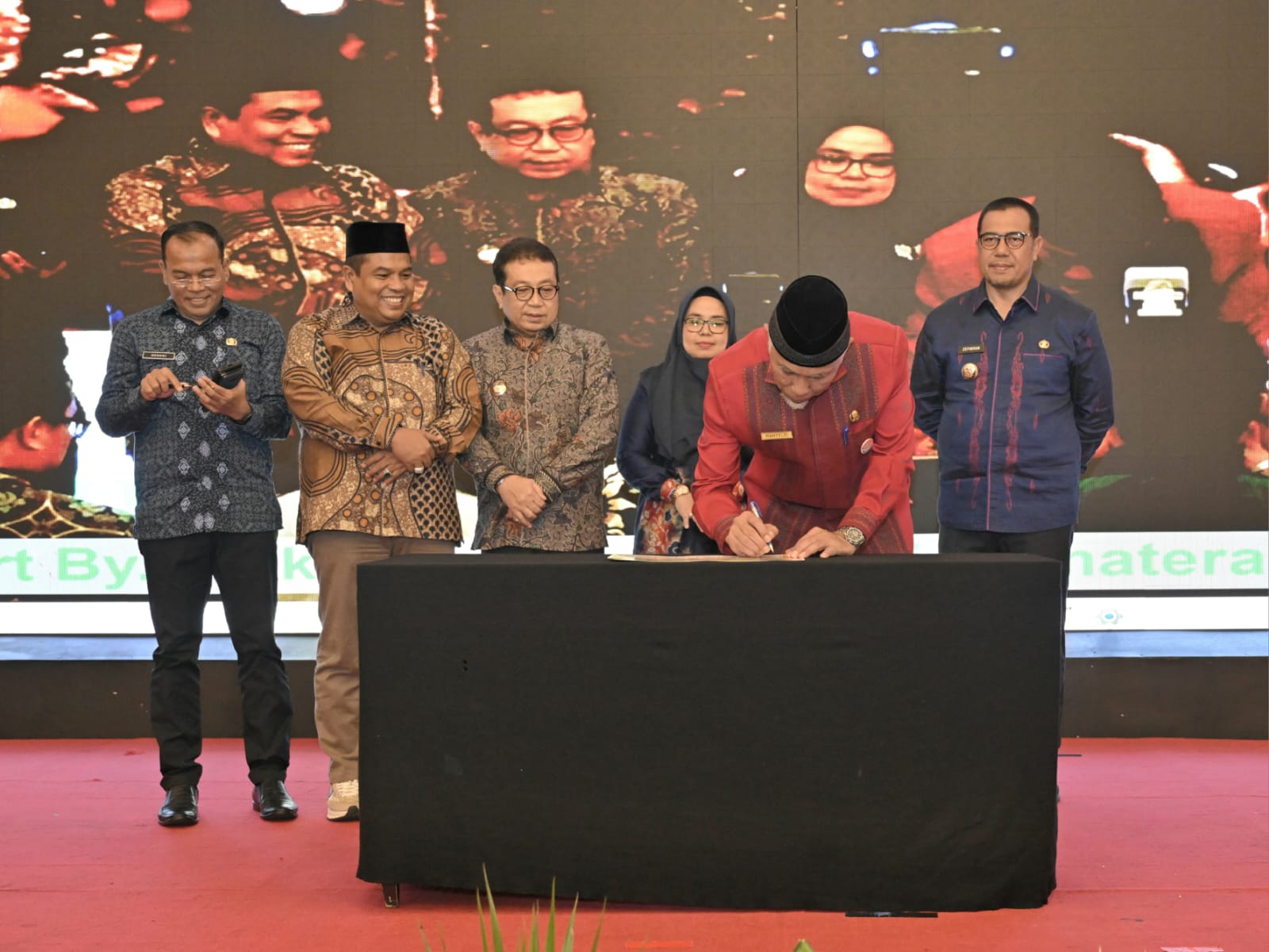 Gubernur Sumbar Mahyeldi (tandatangan) saat Musyawarah Perencanaan Pembangunan (Musrenbang) Daerah Terintegrasi Sumbar di Padang, Kamis (18/4/2024). Foto Adpsb. 