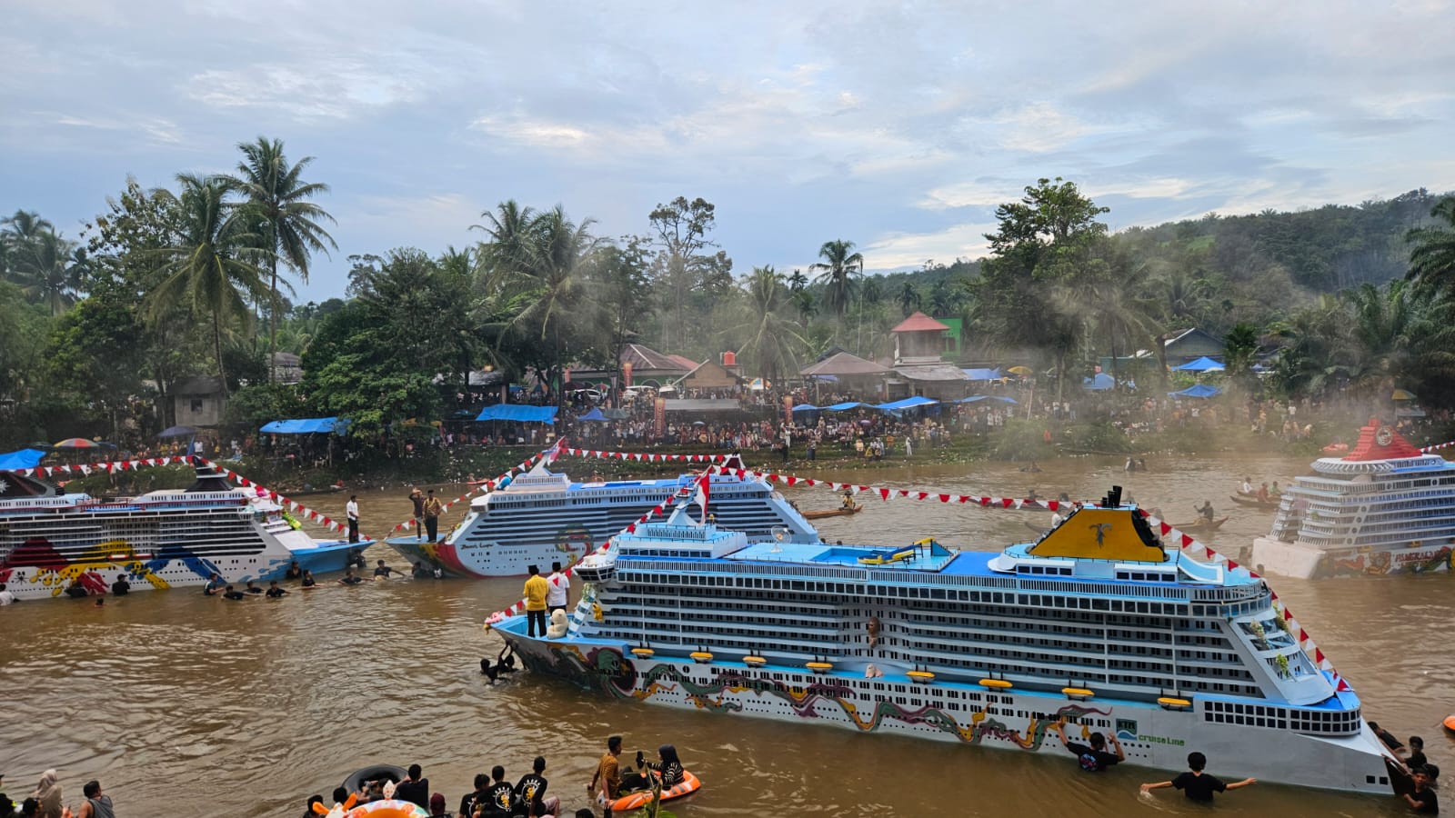 Kemeriahaan Alek Nagari Bakajang Gunuang Malintang yang digelar di Sungai Batang Maek Jorong Boncah, Nagari Gunuang Malintang, Kecamatan Pangkalan Kotobaru, Rabu sore (17/4/2024).