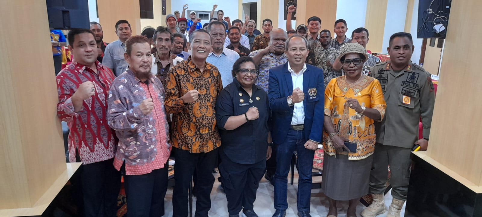 Penjabat Gubernur Papua Tengah, Ribka Haluk bersama penguji UKW dan pengurus PWI Pusat. Foto dok PWI.