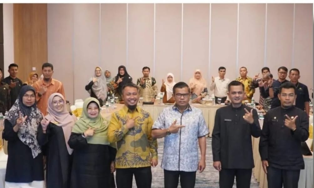 Sekretaris Daerah Kota Bukittinggi foto bersama dengan Kepala SKPD, OPD dan stake holder selepas penandatanganan komitmen sebagai kepada Balai POM Kota Payakumbuh.