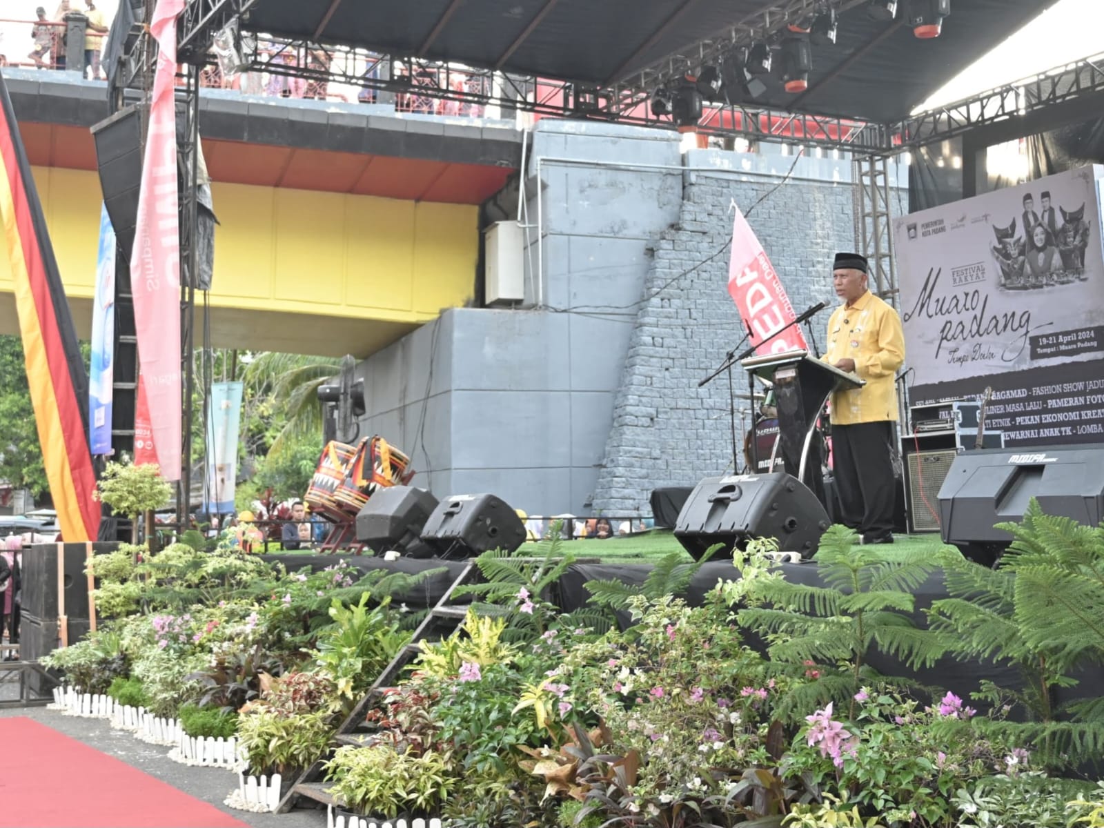 Gubernur Sumatera Barat, Mahyeldi, membuka secara resmi perhelatan Festival Rakyat Muaro Padang yang digelar oleh Pemerintah Kota Padang, Jumat (19/04/2024). Foto Adpsb. 