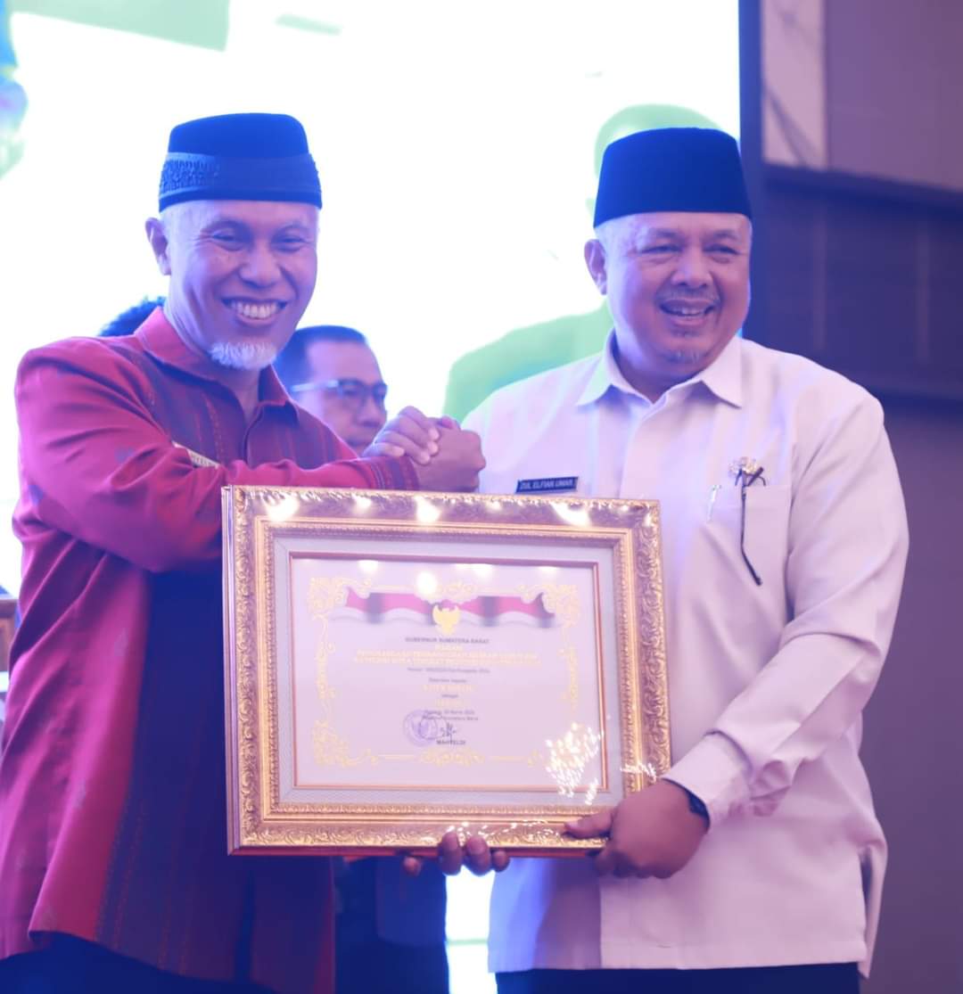 Wali Kota Zul Elfian Umar  menerima  Penghargaan Pembangunan Daerah (PPD) Tahun 2024 kategori Kota di Sumatera Barat yang diserahkan Gubernur Sumbar Mahyeldi Ansyarullah.