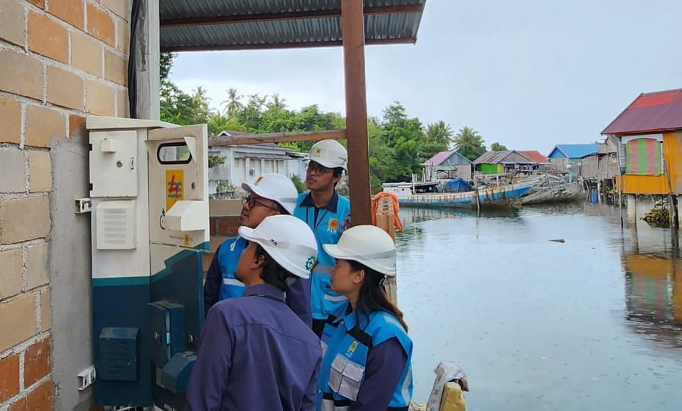 Srikandi PLN ULP Wakatobi, Sulawesi Tenggara, Made Ratna (kanan) bersama tim tengah melakukan pengecekan tegangan listrik salah satu pelanggan di Pulau Wangi-wangi.