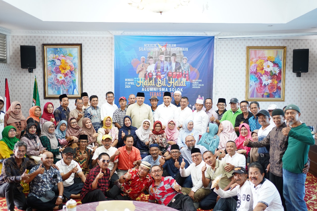 Para alumni SMA Solok Teras 79-82 menggelar Halal Bi Halal dengan motto "Menjalin Silaturahmi Dalam Kebersamaan".