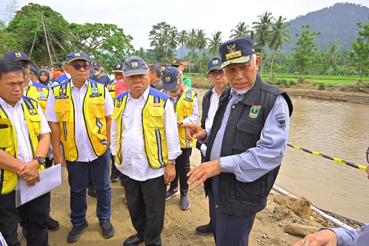 Gubernur Sumbar Mahyeldi memantau sejumlah lokasi jalan yang memerlukan perbaikan di Sumbar. Foto Adpsb. 