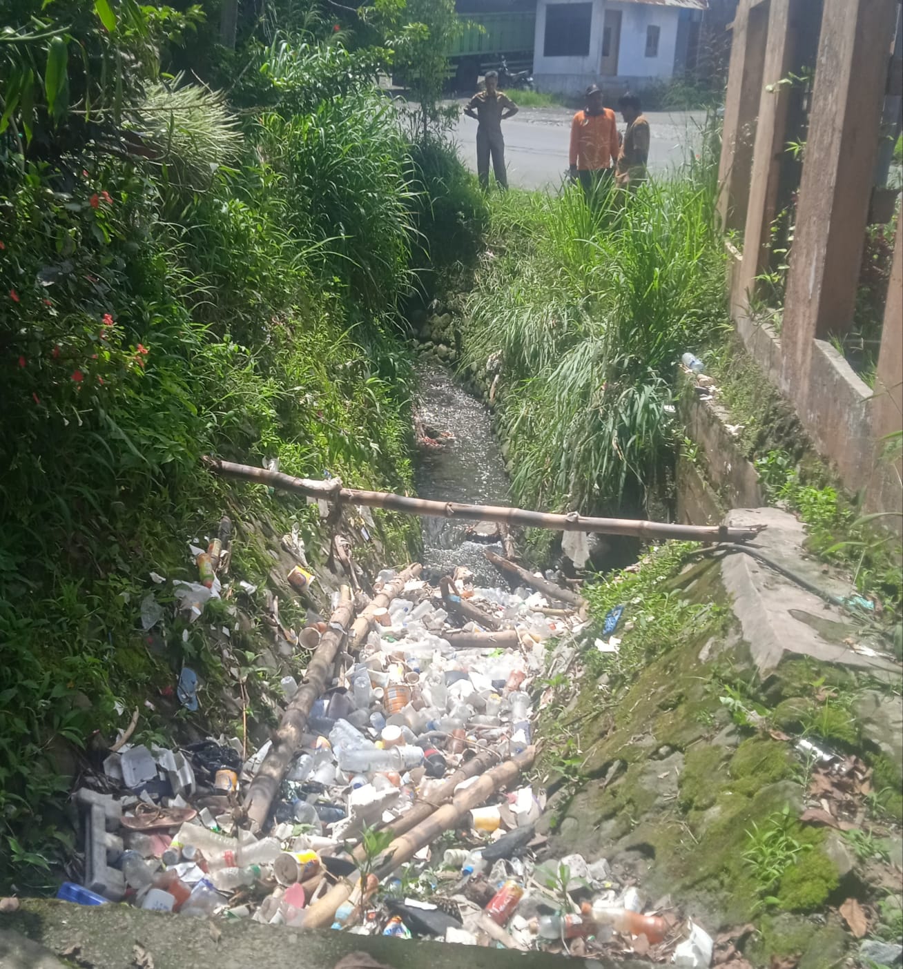 Sampah kiriman dari daerah tetangga, menumpuk di saluran terminal Bukik Suruangan  Padang Panjang