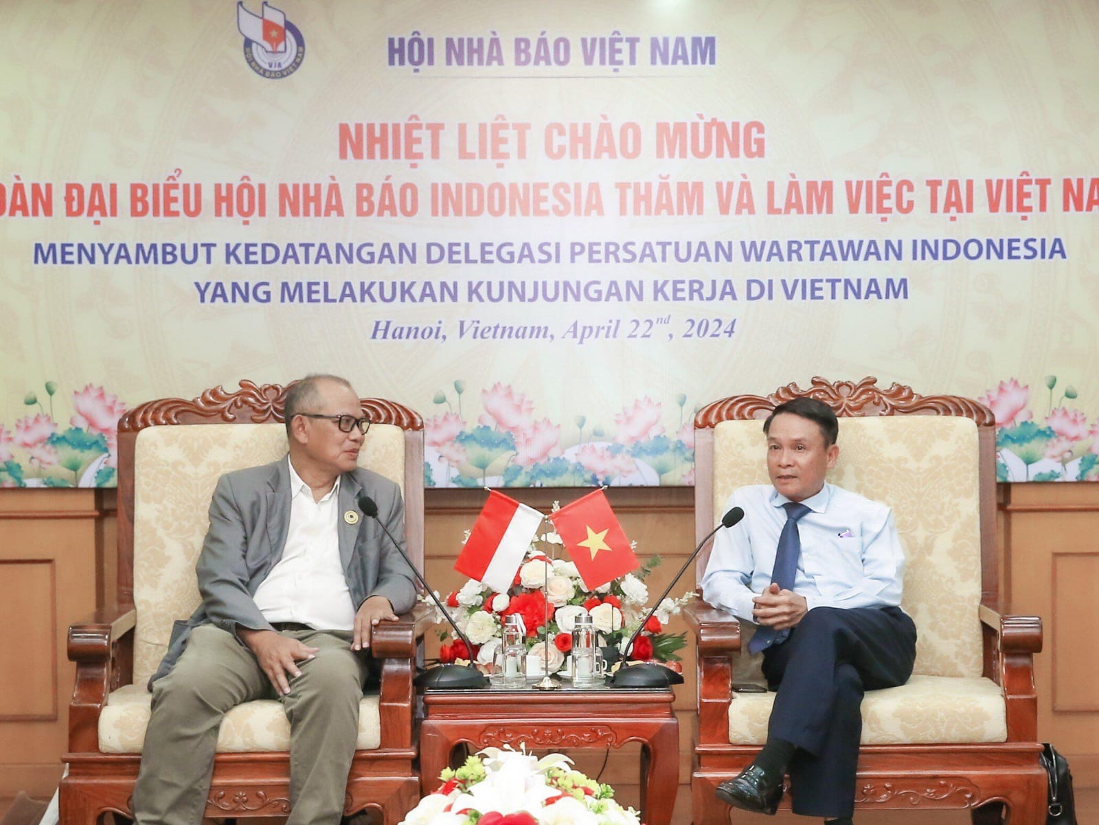 Direktur Pers Pancasila PWI, Sihono HT (kiri) dan Wakil Ketua Vietnam Journalists Association (VJA)  Nguyen Duc Loi dan jajaran ketika bertandang je Kantor VJA di Hanoi, Vietnam. Foto dok Pwi.