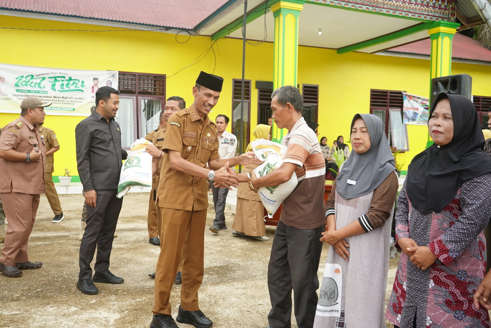 Penyaluran beras oleh Wakil Bupati Solok Selatan Yulian Efi di Halaman Kantor Wali Nagari Padang Gantiang Kecamatan Sangir Jujuan, Senin (22/04/2024).