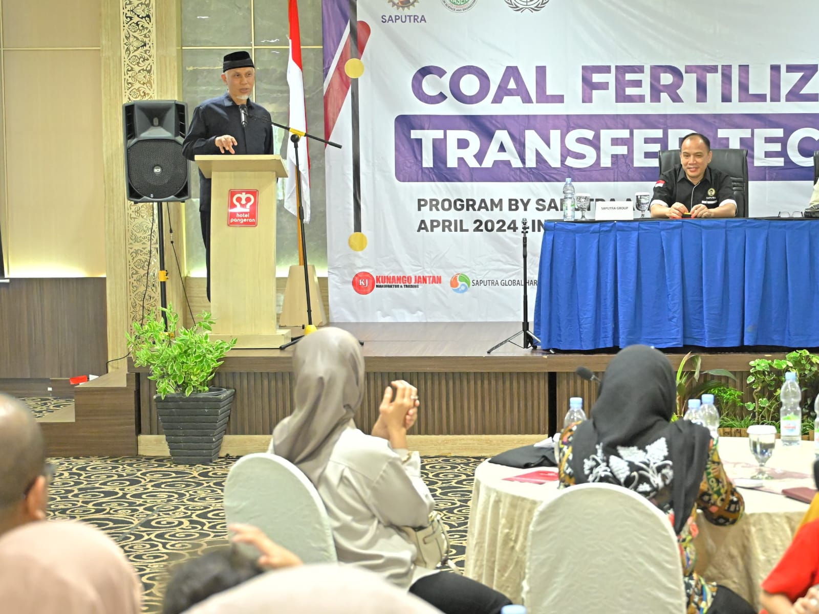 Gubernur Sumatera Barat, Mahyeldi Ansharullah, membuka program pelatihan pembuatan pupuk berbasis batubara pertama di dunia, yang digelar oleh Saputra Academy di Sumbar, Selasa (23/4/2024). Foto Adpsb. 