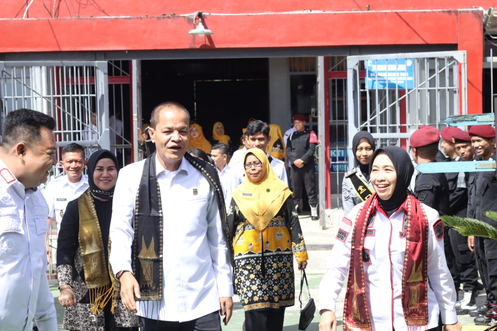 Kakanwil Kemenkumham Sumatera Barat, Amrizal dan Kepala Divisi Pemasyarakatan (Kadivpas), Dwinastiti disambut hangat di Lapas Bukittinggi
