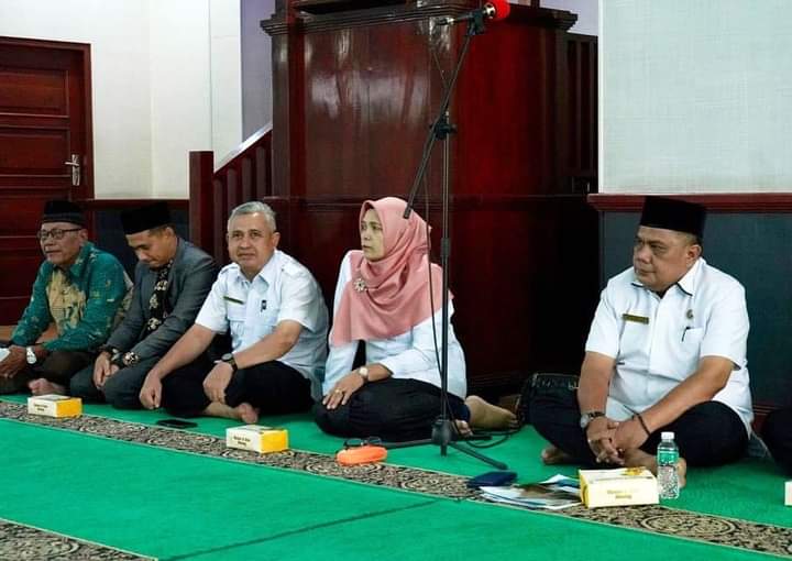 Kadis DSPPKBPPPA Kota Padang Panjamg, Osman Bin Nur bersama jajaran di wirid bulanan, Rabu (24/4/2024) di Masjid Raya Jihad.