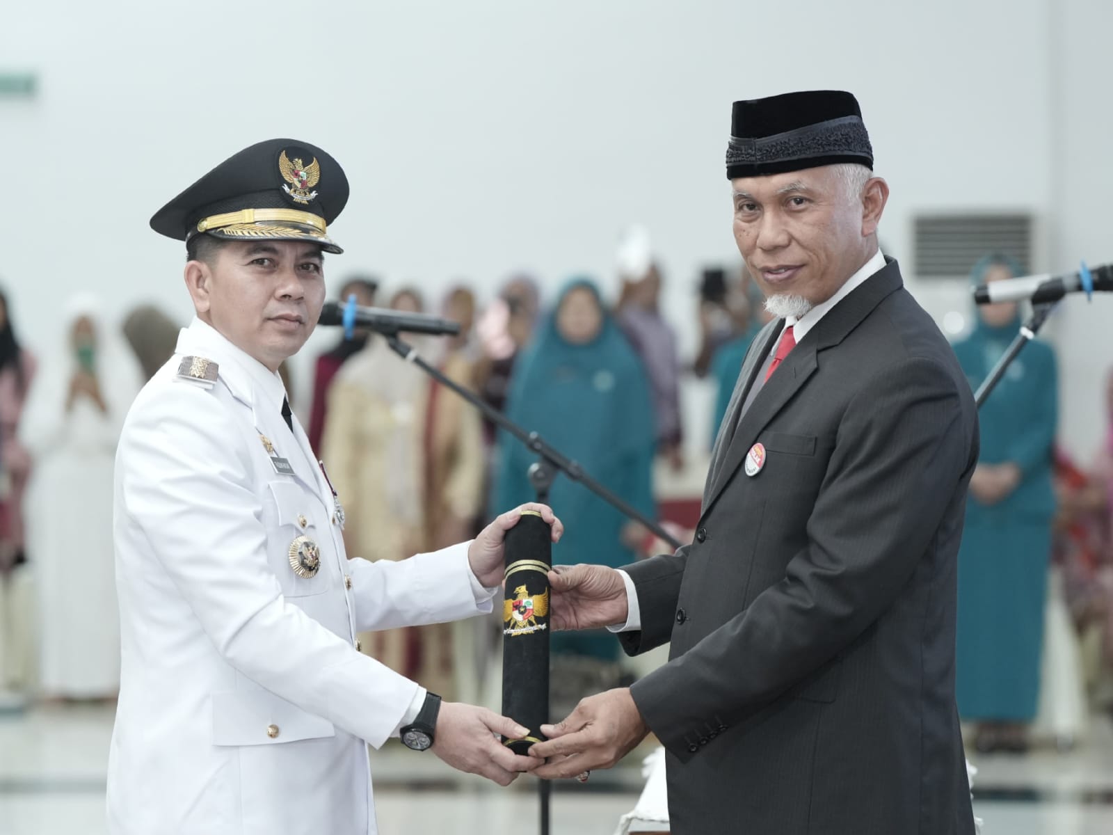 Gubernur Sumatera Barat, Mahyeldi Ansharullah menyerahkan SK Penjabat (Pj) Wali Kota Sawahlunto yang baru dilantik, Fauzan Hasan, Kamis 25/4/2024. Foto Adpsb. 