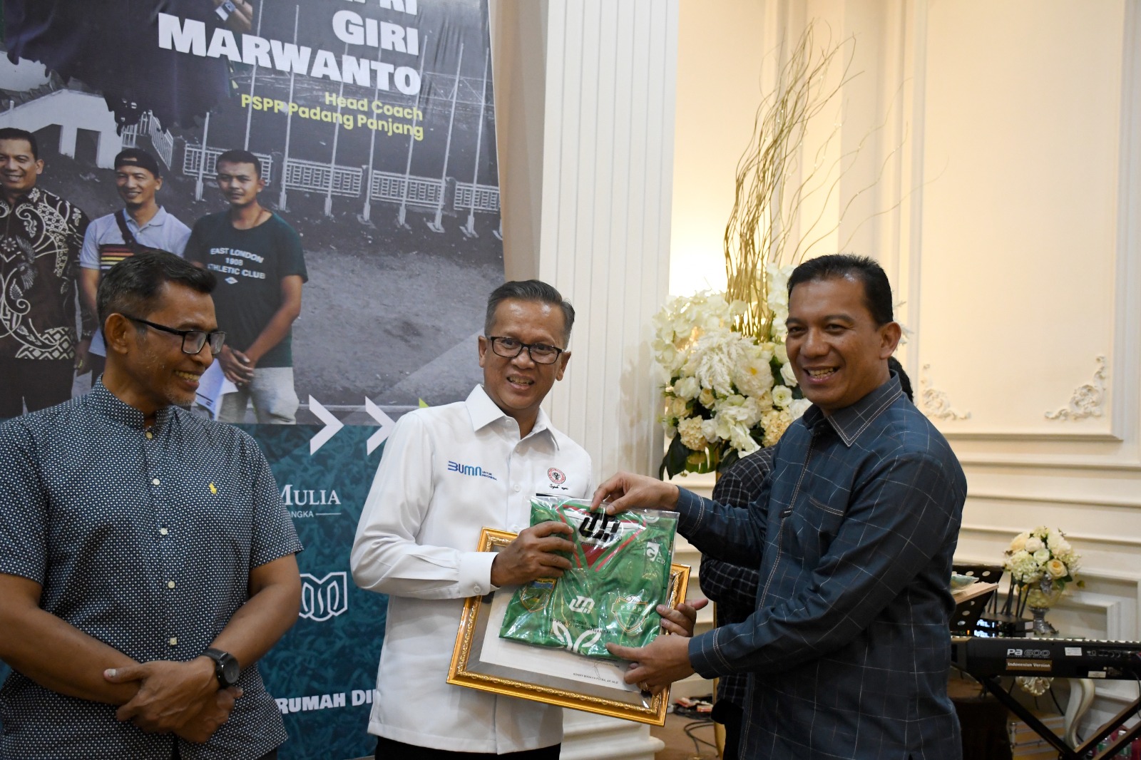 Direktur Utama PT Semen Padang, Indrieffouny Indra serahkan bantuan sebagai bentuk dukungan perusahaan kepada PSPP yang berhasil lolos ke ajang sepak bola nasional. 