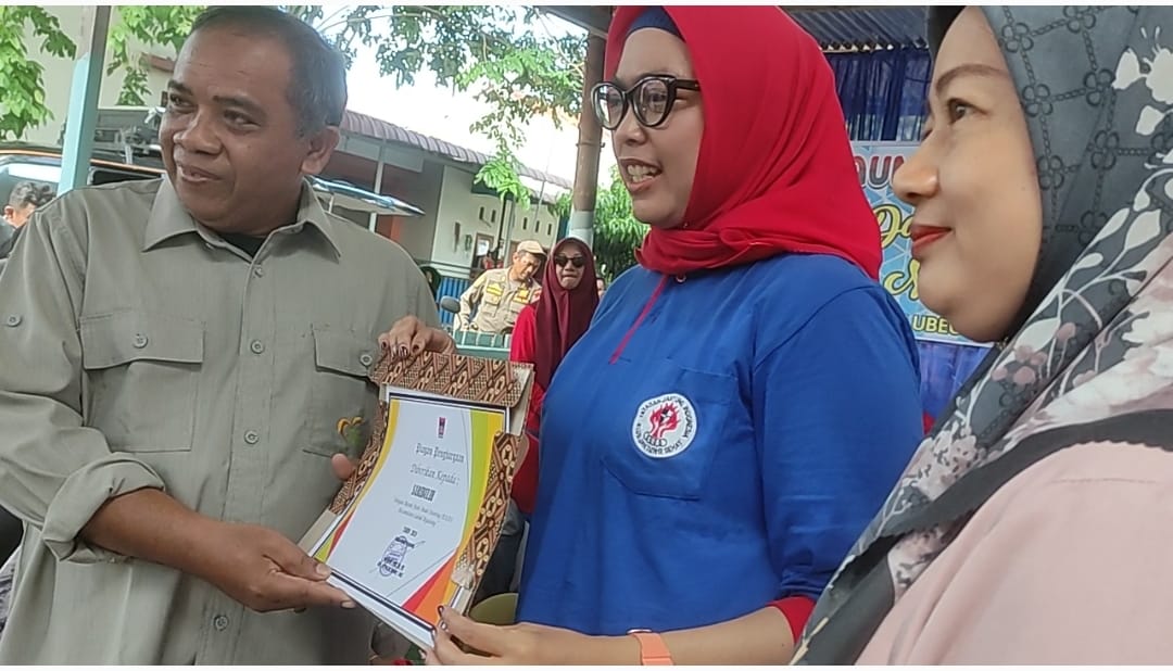 Ketua TP PKK Kota Padang didampingi Kepala BKKBN Sumbar menyerahkan Piagam Penghargaan pada Pembina Yayasan Berkah Amal Salih, Saribulih. Foto ist.