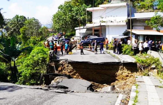 Inilah kondisi jembatan Tanjuang, Kelurahan Gantiang yang terban, beberapa hari lalu.