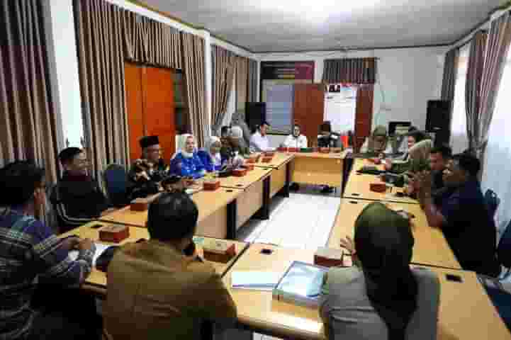 Rapat koordinasi penyerahan laporan pertanggungjawaban penggunaan dana hibah oleh parpol, Senin (29/4/2024), di Aula BPBD Kesbangpol Padang Panjang