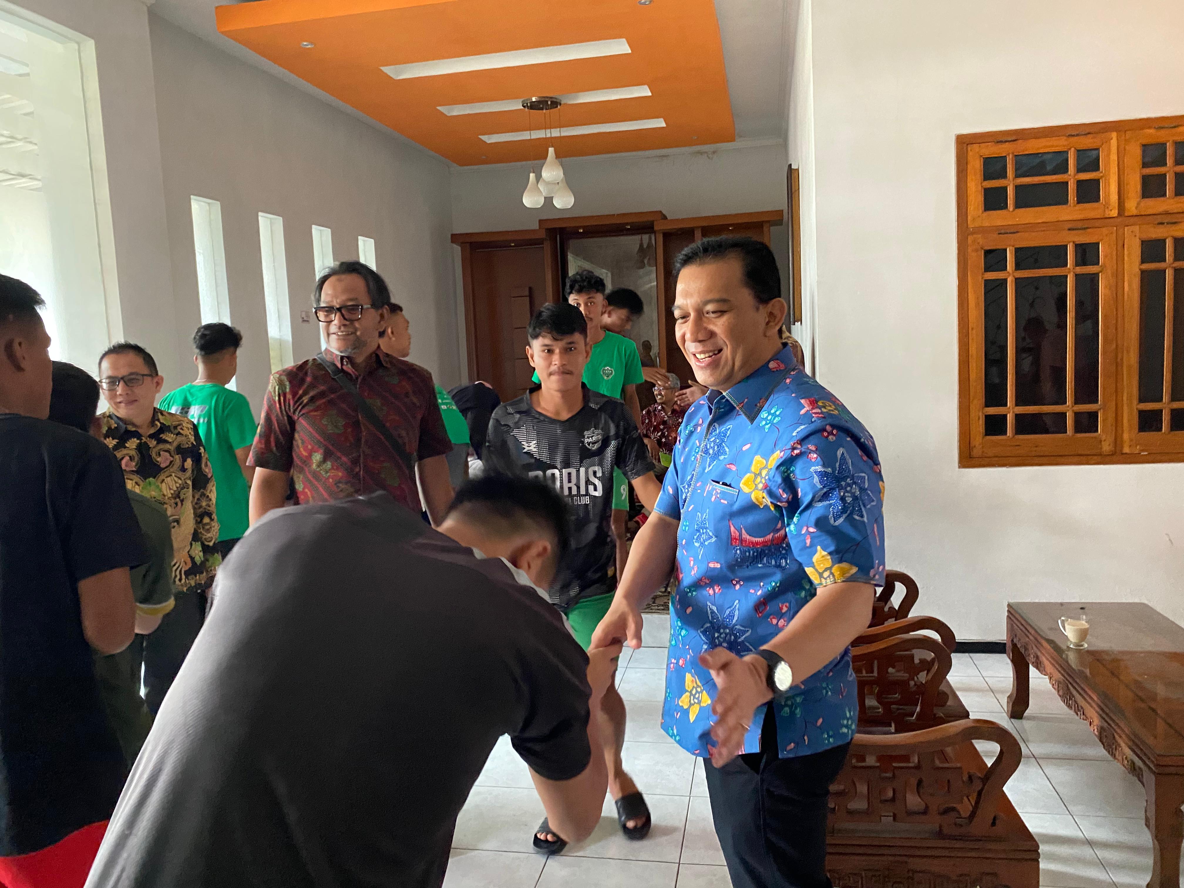 Ketum PSPP, Sonny Budaya Putra tengah bersama pemain PSPP di penginapan di Kota Malang.