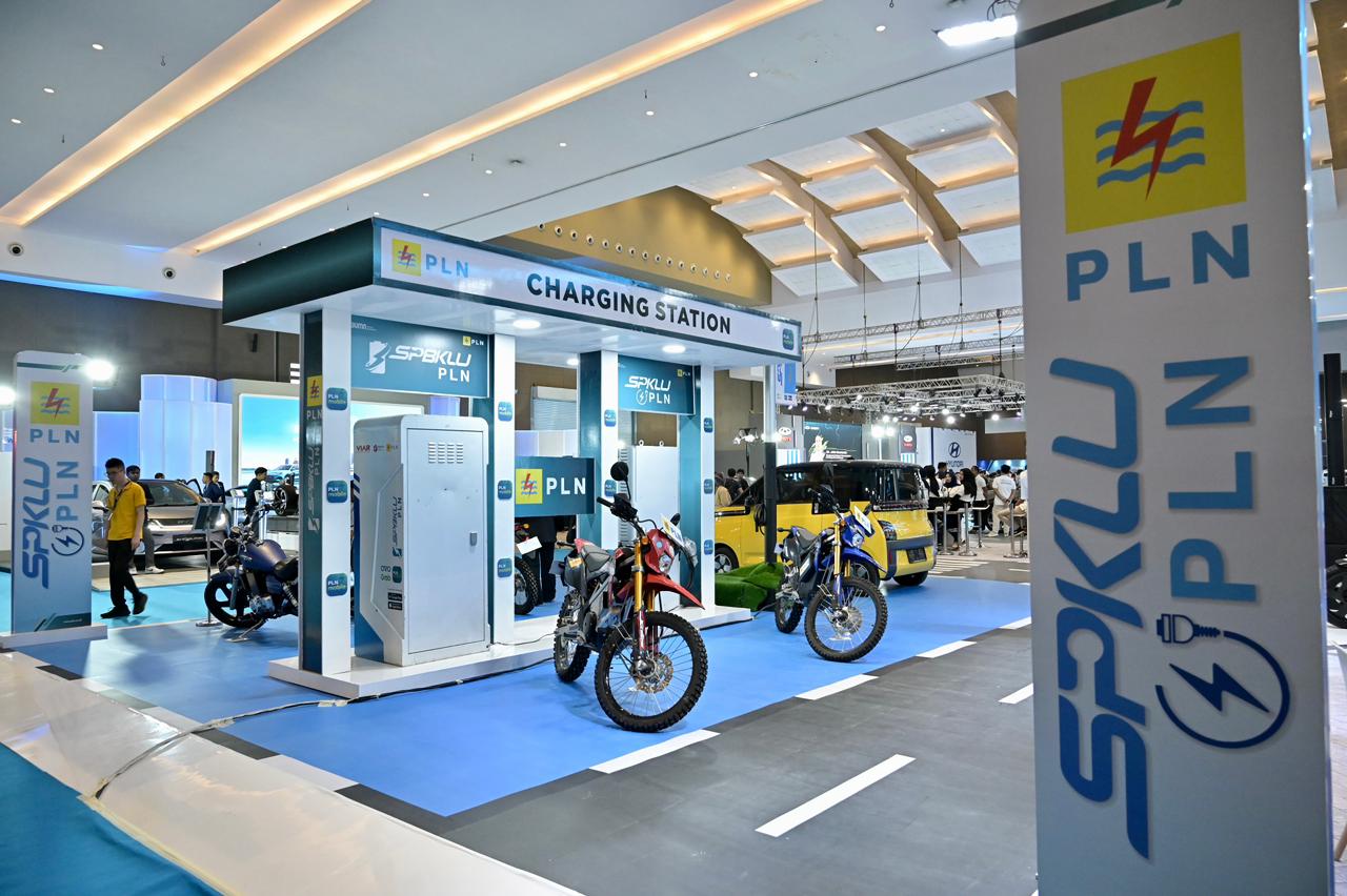 Booth PLN pada Periklindo Electric Vehicle Show (PEVS) 2024 di JIEXPO Kemayoran, Jakarta yang dapat dikunjungi untuk mengaktivasi promo dan hadiah.