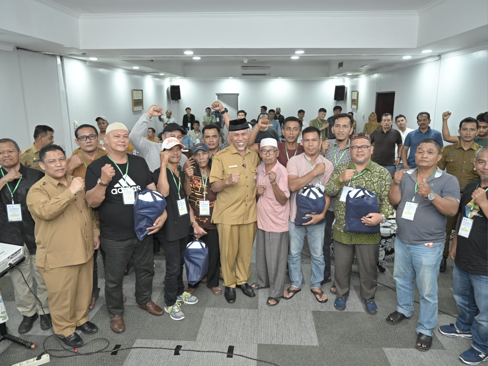 Gubernur Sumbar Mahyeldi bersama peserta Pelatihan Kompetensi Juru Sembelih Halal (Juleha) Ruminansia di Bukittinggi, Senin (6/5/2024). Foto Adpsb. 