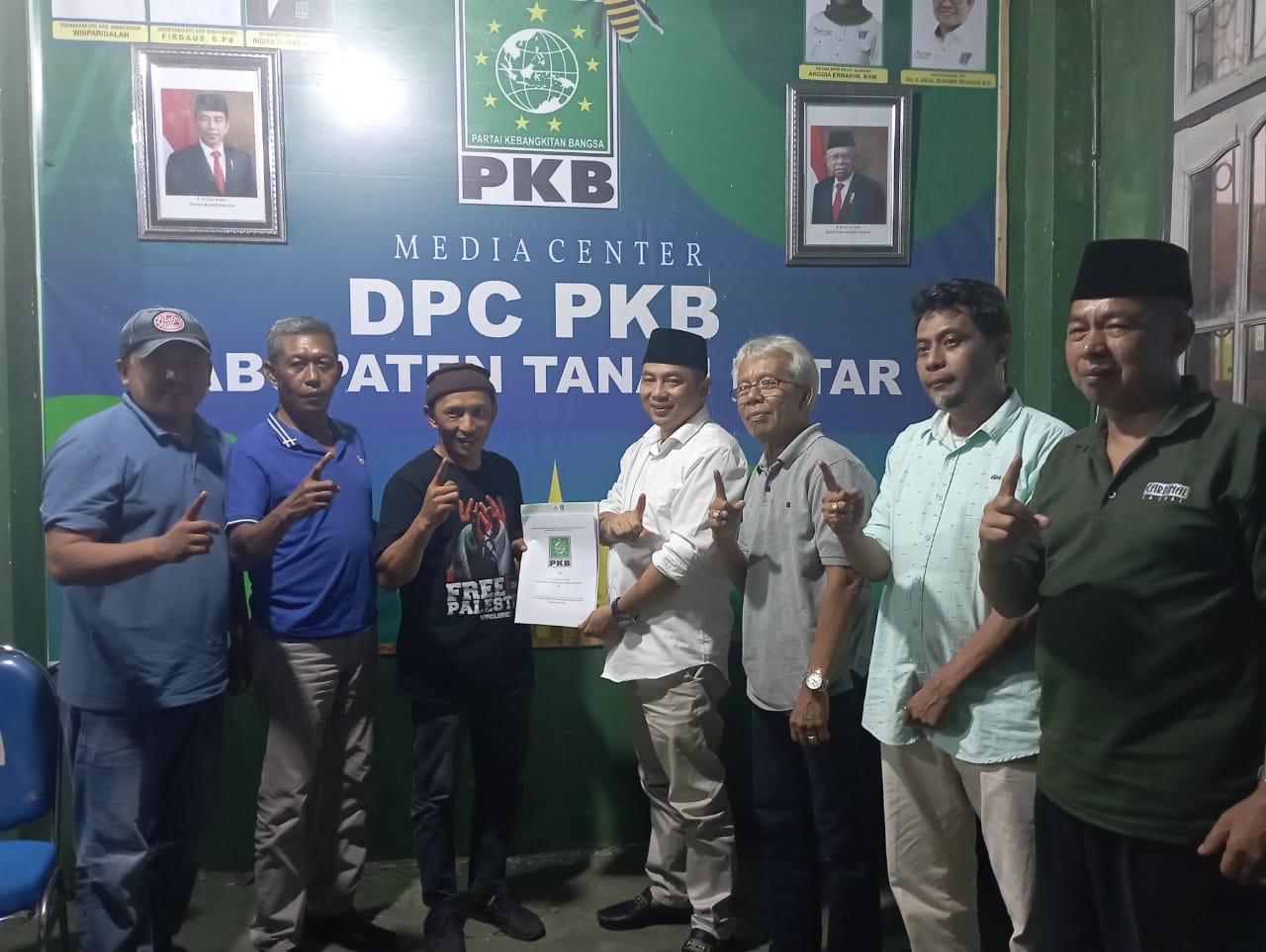 H. Suherman serahkan berkas pendaftaran Bacalonbup di DPC PKB Tanah Datar.