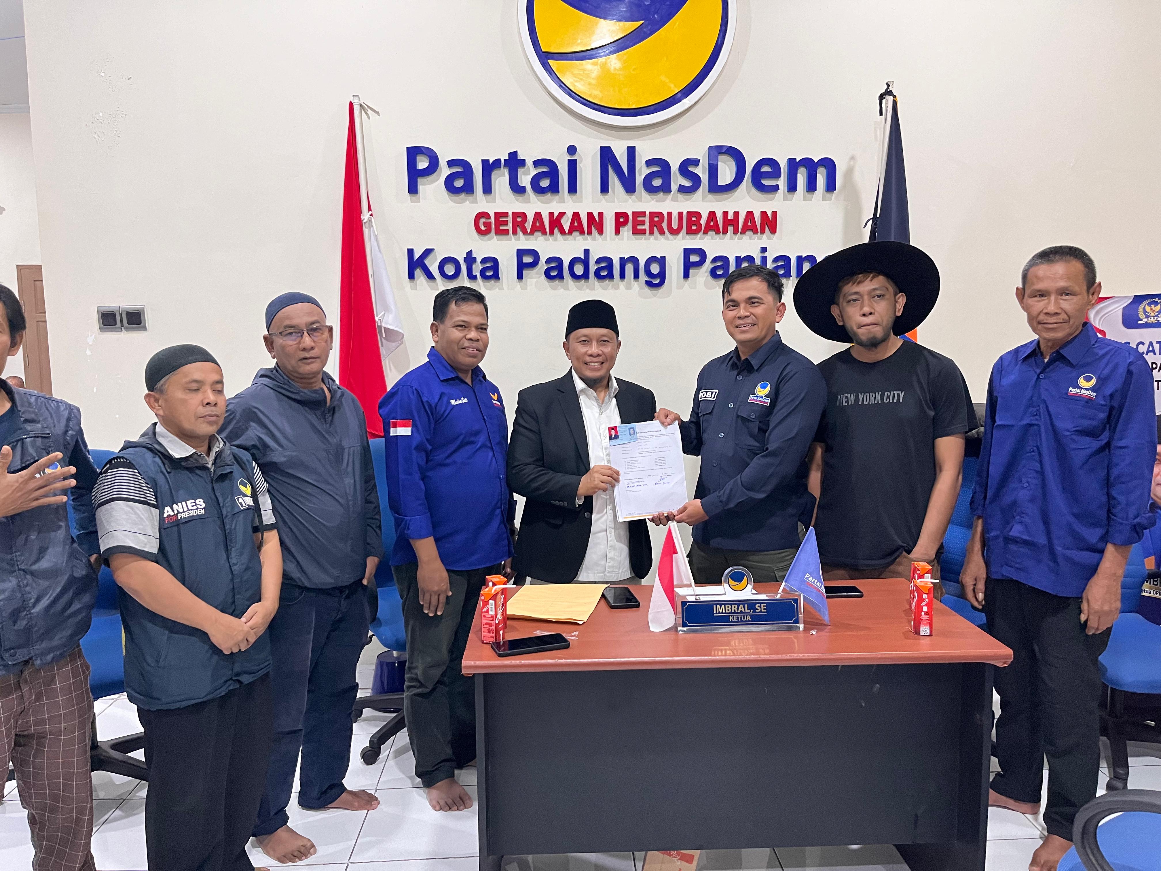 Usai mendaftar, DR H Novi Hendri, SE, M Si poto bareng pengurus dan kader NasDem, Selasa (7/5/2024) di sekretariat NasDem.
