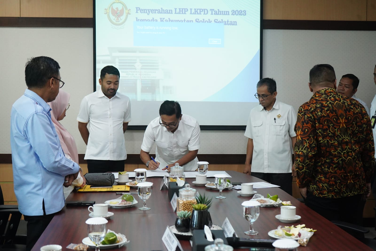 Bupati Solsel Khairunas tandatangani naskah opini WTP di Kantor BPK RI Sumatera Barat, Rabu (8/5/2024).
