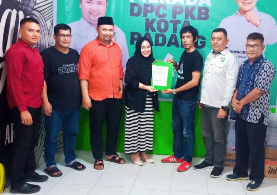 Sekretaris desk Pilkada DPC PKB Kota Padang, Ryan Syair, saat menerima pendaftaran bakal calon wali kota Padang, Sovia Lorent. Foto ist.