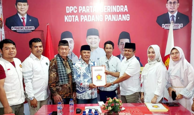 Ketua Partai Gerindra Yulius Kaisar, saat serahkan formulir pendaftaran kepada H Erwan Yunus, Kamus kemaren.