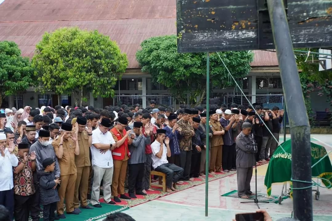 Guru, staf, dan murid-murid SMK N 1 Padangpanjang serta sejumlah pejabat dan tokoh masyarakat menyalatkan jenazah Ratna, sebelum dimakamkan di Singkua, Senin (13/5/2024). (Foto: Diskominfo)