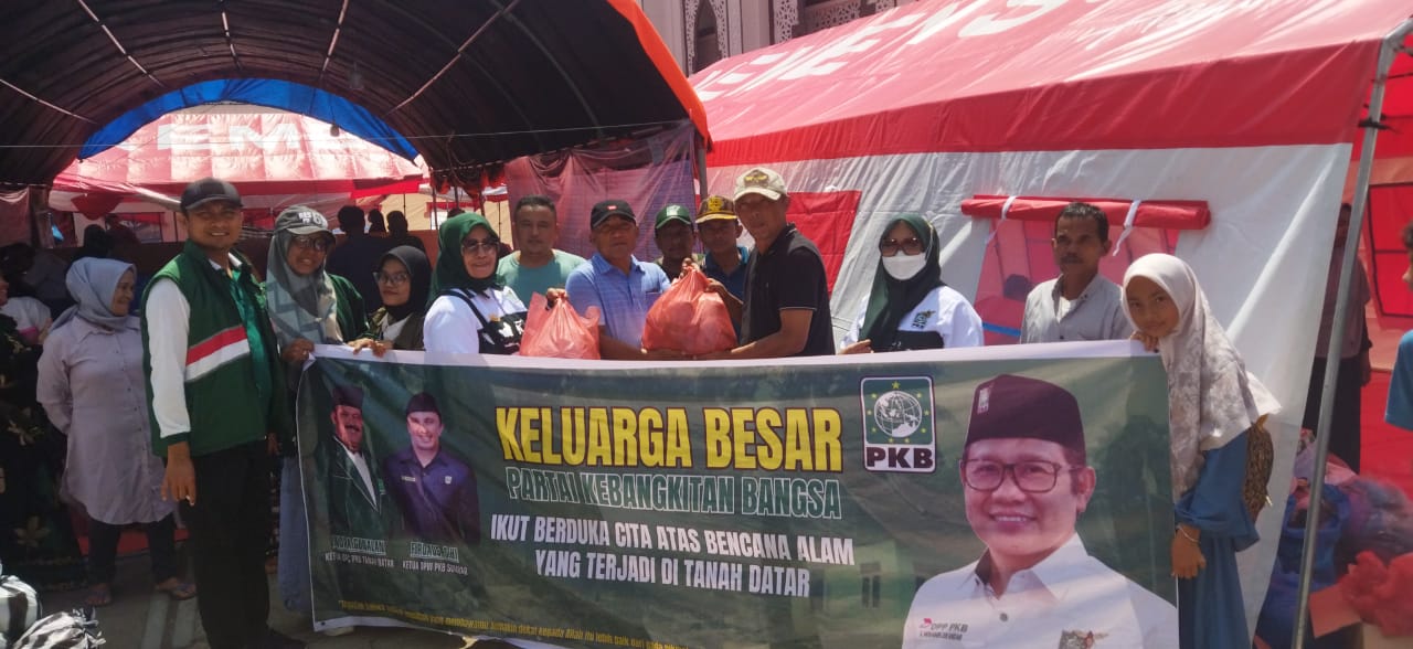 Pengurus DPC PKB Tanahdatar distribusikan nasi bungkus untuk makan siang korban banjir bandang.