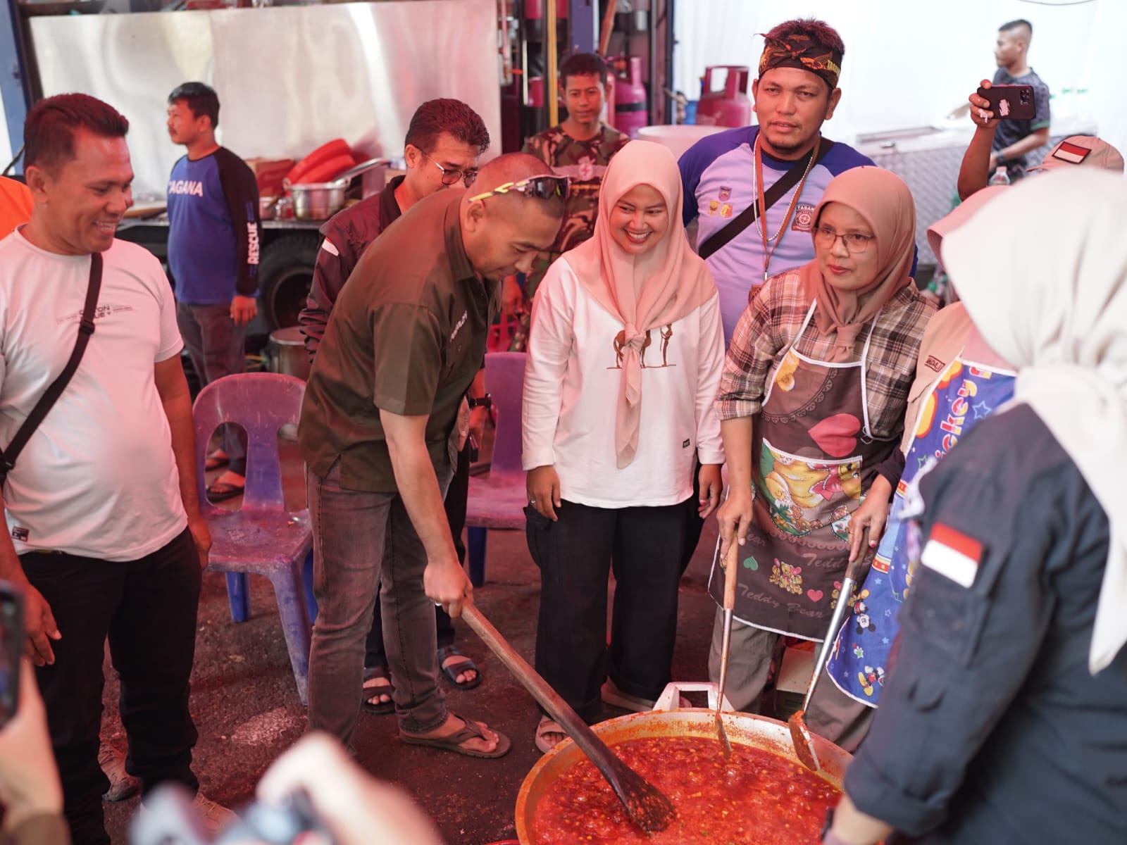 Wagub Audy Joinaldy ikut memasak saat mengunjungi posko pengungsian korban bencana di Kantor Wali Nagari Rambatan, Kecamatan Rambatan, Kabupaten Tanah Datar. Foto Adpsb. 