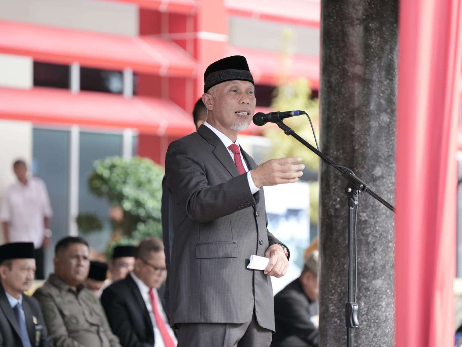Gubernur Sumatera Barat Mahyeldi Ansharullah, saat menjadi Inspektur Upacara Harkitnas 116, di Padang, Senin (20/5/2024). Foto Adpsb. 