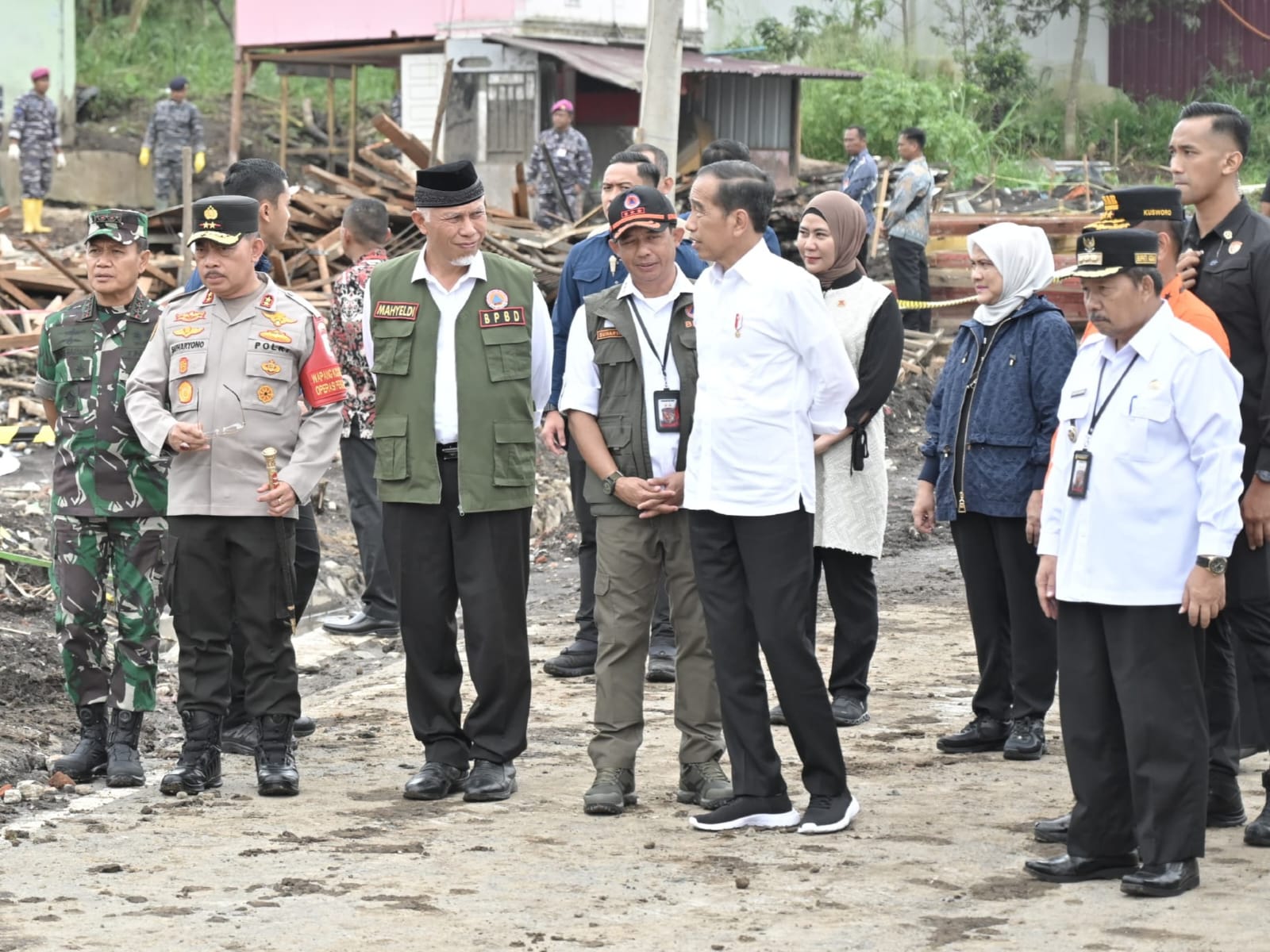 Presiden RI Joko Widodo, memerintahkan agar pembangunan sabodam di kawasan Gunung Marapi segera dimulai tahun ini. Dalam kunjungan bersama Gubernur Mahyeldi, di Agam, Selasa (21/5/2024). Foto Adpsb. 