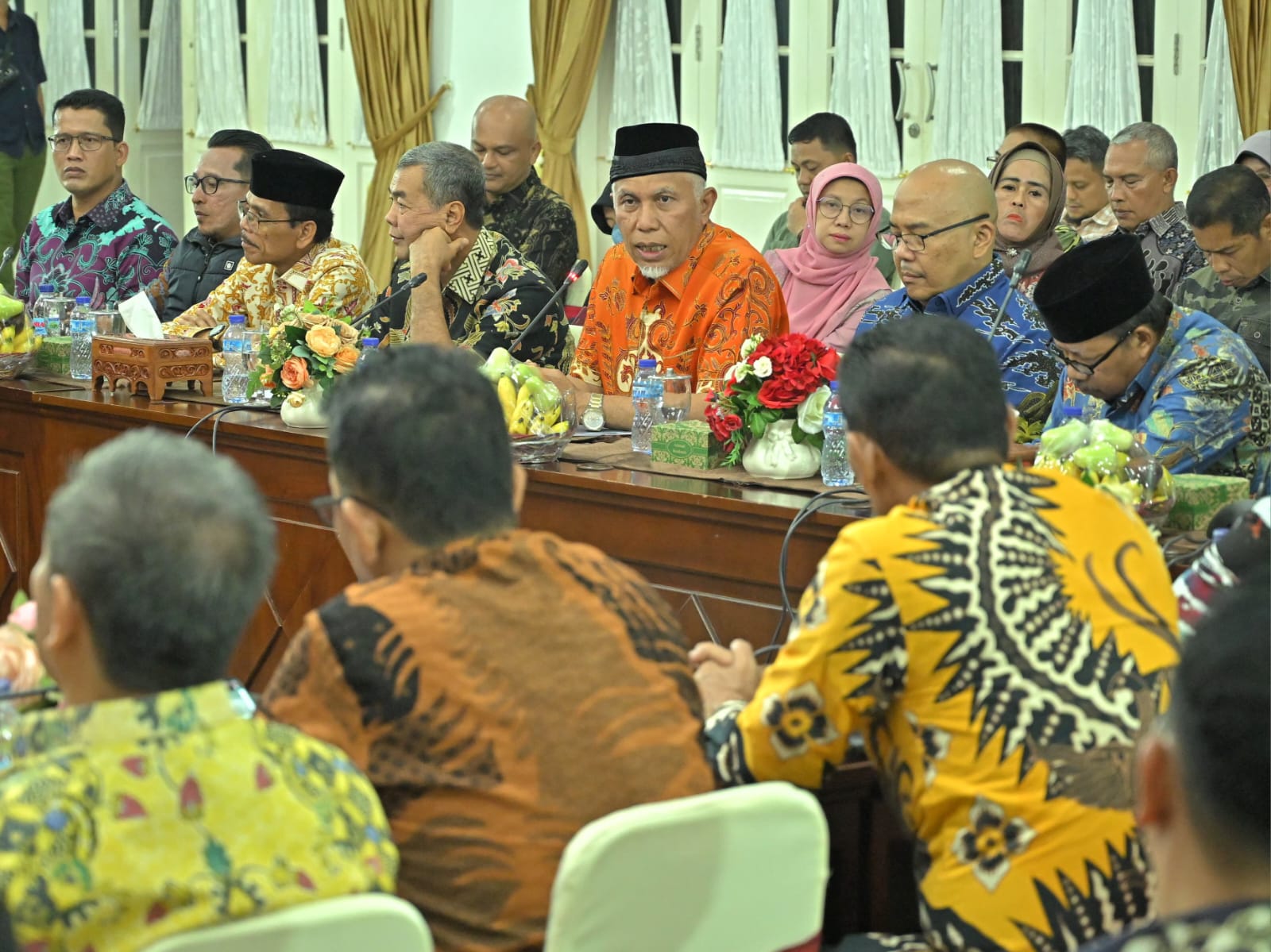 Gubernur Mahyeldi, bersama Bupati/Wali Kota dan para Rektor dalam diskusi mitigasi kebencanaan dan percapatan jalan tol di Sumbar. Foto Adpsb. 