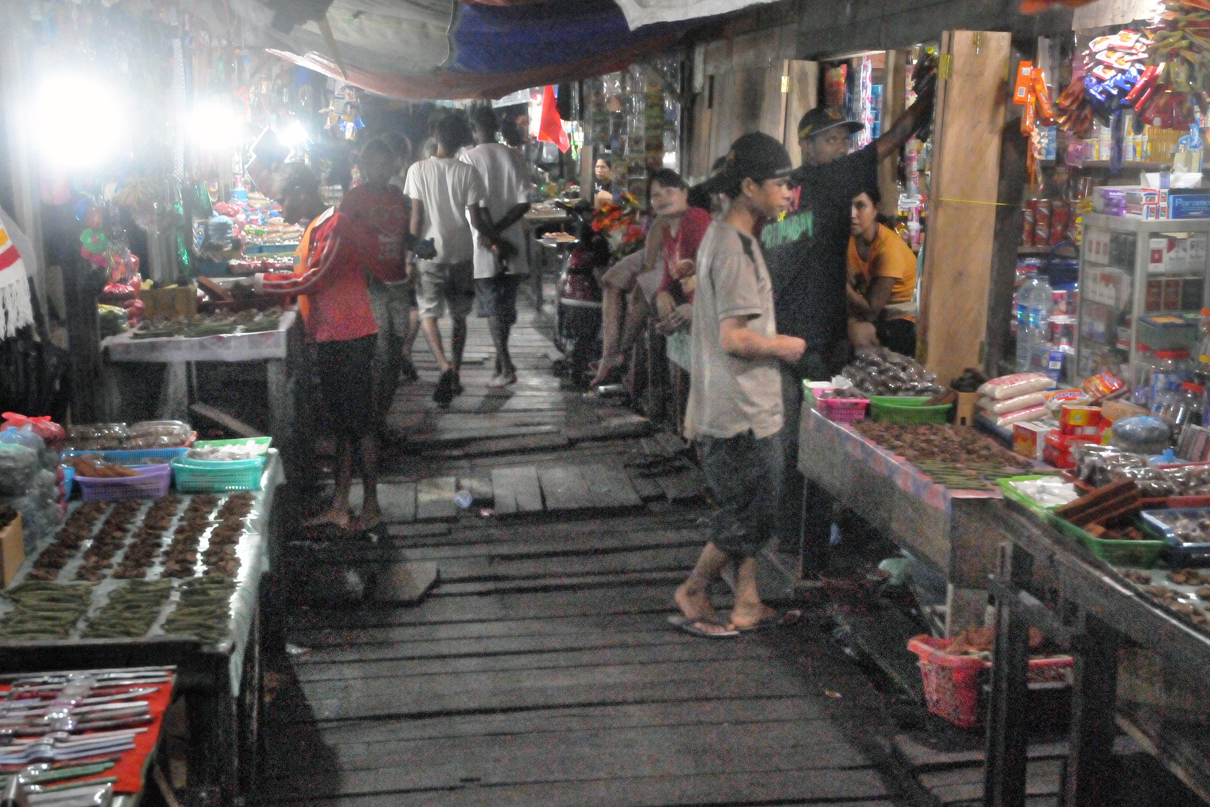 Listrik menerangi salah satu pasar di Kabupaten Asmat, Papua Selatan. Hadirnya listrik yang terjangkau membuat daya beli masyarakat terjaga dan perekonomian tumbuh.