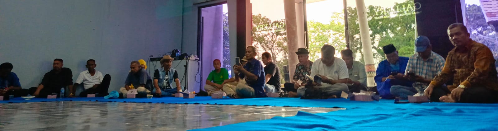 Peserta diskusi seni yang berlangsung pada hari Sabtu, 25 Mei 2024, di Gallery Taman Budaya Prop. Sumatera Barat. Foto yeka. 