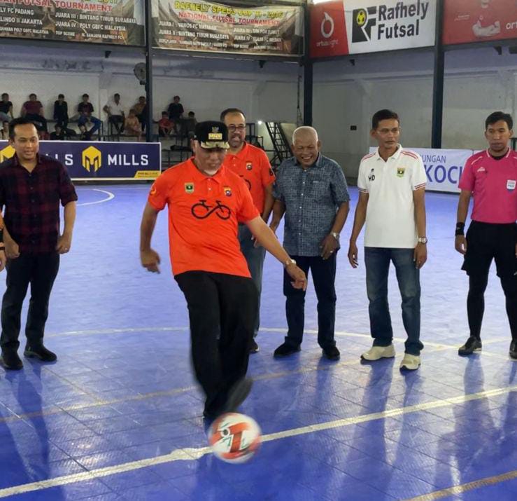 Kompetisi amatir tangga menuju Liga Futsal Profesional (LFP) ini dibuka resmi Gubernur Sumatera Barat, Mahyeldi Ansharullah