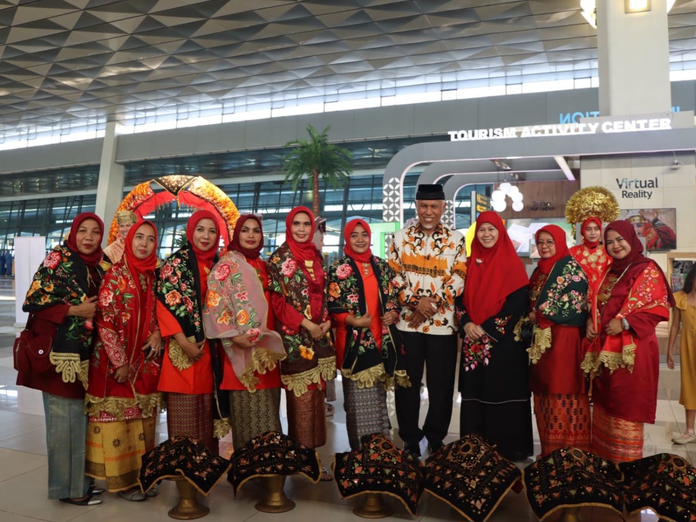 Gubernur Sumbar dan Ketua TP PKK Harneli Mahyeldi, bersama tim budaya di Jakarta. Foto Adpsb. 