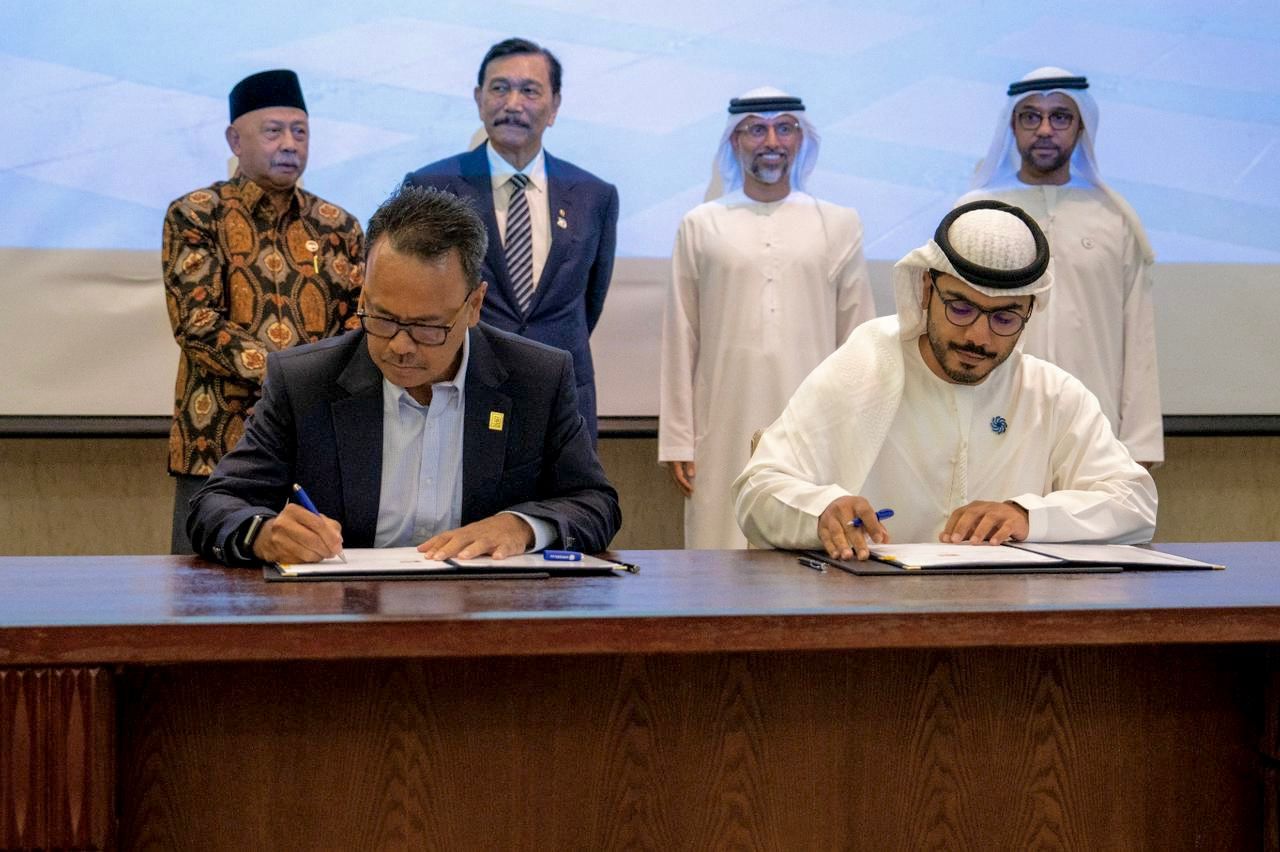 Penandatanganan Joint Study Development Agreement (JSDA) PLTS Terapung Cirata oleh Direktur Utama PLN NP Ruly Firmansyah (duduk kiri) dan Director of Development and Investment (Asia and Africa) Masdar Abdulla Zayed (duduk kanan) yang disaksikan langsung 